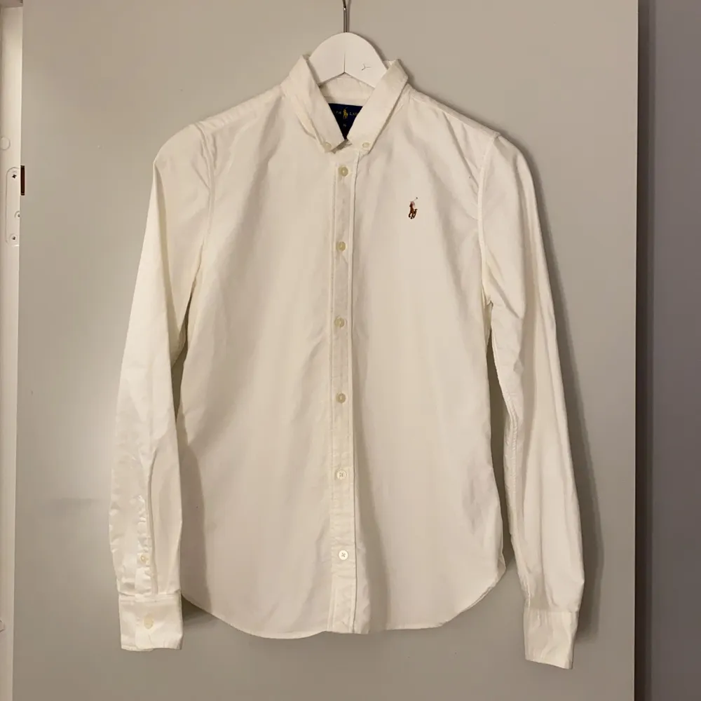 Vit Ralph Lauren Skjorta köpt på Kidsbrandstore, Storlek 16 (XS), använd 1 gång.. Skjortor.