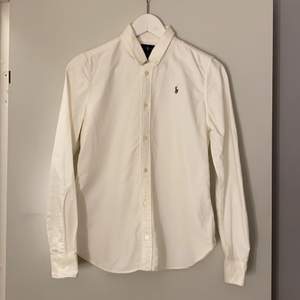 Vit Ralph Lauren Skjorta köpt på Kidsbrandstore, Storlek 16 (XS), använd 1 gång.
