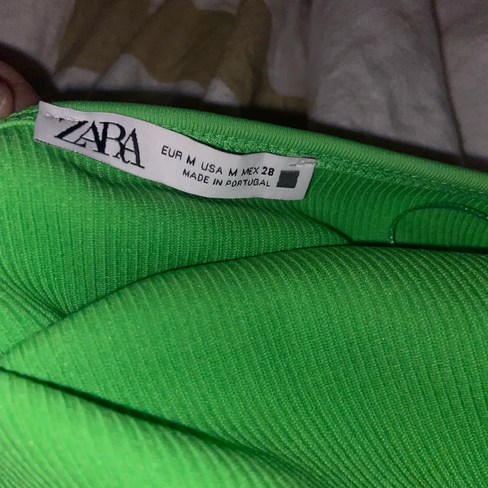 Hejj ett zara linne i grönt aldrig kommit till användning inte min stil just nu tvär då den bara hänger i min garderob,grön med korsat runt halsen kom privat för andra frågor 💗. Toppar.