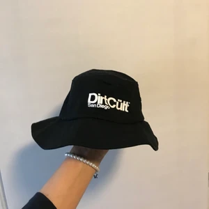 Dirtcult solhatt - Säljer min dirtcult solhatt, knappast använd🤍 storleken är one size, kom privat för mer info