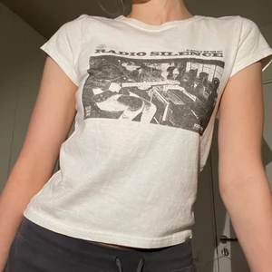 baby tee från brandy melville  - baby tee/t-shirt från brandy melville, passar strl XS-S! Aldrig använd, endast testad 💕