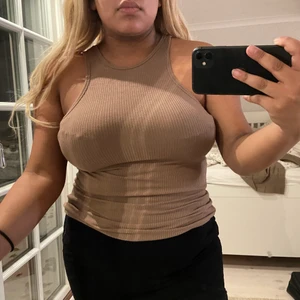 Brun tanktop  - Säljer denna fina toppen/tanktopen i strl M, bara använd vid 1 tillfällen, 100kr🤎