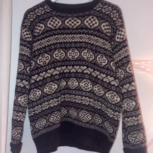 Vintage stickad tröja - Säljer denna superfina vintage-tröjan i 100% ull. Jag upplever den inte som stickig, men om man är känslig går det jättebra att ha en tröja under då ringningen vid halsen är snäppet högre. Köpt second hand utan lapp så vet tyvärr inte vilket märke den kommer från ursprungligen. Ett hål har lappats ihop på mudden på ena armen (se 3:e bilden) vilket jag inte märkt förrän nu då jag alltid haft mudden uppvikt, så för mig har det inte varit synligt alls. Köparen står för frakt🧚🏼‍♀️ KÖP DIREKT:300kr+frakt