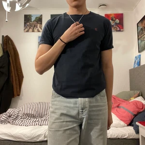 Les Deux T-shirt - Skit snygg Les Deux T-shirt✨. Kond 8.5/10. Storlek small och är true to size💖. Frakt behandlas av köparen 👍🏻