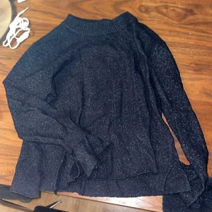 Stickade tröja - Mörkblå stickad tröja med knytning runt handlederna