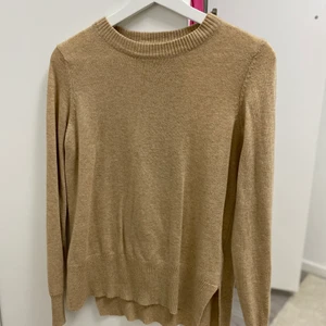 Stickad beige  - Säljer denhär as snygga och trendiga stickade tröjan från Ginatricot i storlek S. Tröjan har slits och lite längre där bak. Tröjan är i nytt skick och så skön. Frakten beror på vilket paket plager får plats i ❤️. 