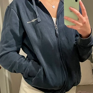 Henri Lloyd tröja💗 - Jättefin tröja från Henri Lloyd i marinblå! Säljer då den tyvärr ej kommer till användning:) Storlek M men passar de flesta beroende på hur man vill att den ska sitta, sitter fint oversized på mig som är i vanliga fall st S o är 173 cm. Skriv för mer bilder eller frågor💕Köpare betalar frakt