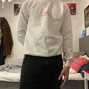 Vit tröja från carlings - Skit fin vit sweatshirt från Carlings✨. Kond 8/10. Storlek small och är lite loose💖. Frakt behandlas av köparen 👍🏻