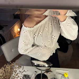 Gullig topp med volang  - Volang nedtill, detaljer i form av små hål, passar jättefint på sommaren, off shoulder 