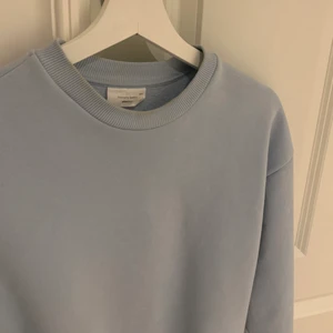 Sweatshirt - Söt ljusblå sweatshirt från Gina Tricot. Fint skick, men säljer pga för liten för mig☁️ strl xxs men skulle kunna passa xs också💙