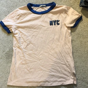 Snygg t-shirt american style - tisha med bra kvalitet från Amerika today🌞 tycker att den är jätte skön och perfekt för sommaren men har växt ur den- skulle säga att den sitter bäst på xs men passar är S. Säljer för 40kr+24kr frakt