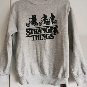 Stranger Things tröja från Pull & Bear - Sweatshirt från Pull & Bear med motiv från Stanger Things med cyklar. Storlek XS från herravdelningen men passar även som en dam S. 