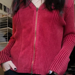 Röd tröja! - Röd zip-up tröja med dragkedja från båda håll! Den översta dragkedjan har tappat ringen som den undre har, men annars i mycket fint skick! Köpare står för frakt! 