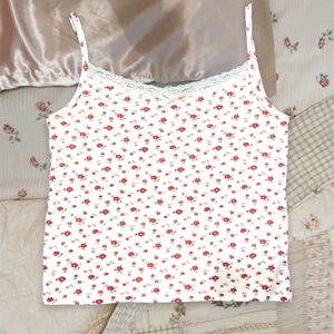 linne - linne köpt på plick, endast använd en gång. bra skick förutom till viss del nopprig och svag missfärgning under ärmana, men syns knappt när väl är på. köparen står för frakt. ❤️