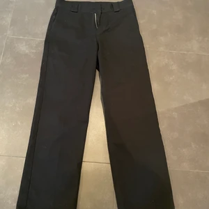 Sweet sktbs big skate pant - Säljer nu mina sweet skate chinos. Väldigt bra skick och fin passform. Stora i storleken, beställde medium först då jag har medium på allt men dom var alldeles för stora. Men s passade bra!⚡️⚡️⚡️