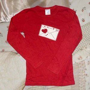 långärmad tröja med tryck - söt långärmad tröja med tryck. bra skick förutom lite sprucket i trycket och viss nopprighet. Men tycker den fortfarande har sin charm. Barnstorlek men skulle säga passar XXS/XS möjligtvis S beroende på önskad passform. Köparen står för frakt. ❤️