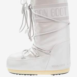 Superfina Moon Boots, inköpta förra vintern men är i fint skick. Bara att höra av sig om man vill ha egna bilder. Nypris: 1795:- (Har ett likadant inlägg i på min sida där det pågår budgivning, buda där!) Annars går det att köpa direkt för 1300:-