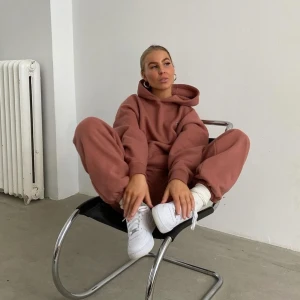 nicki stidios joggedress - lite og pent brukt. ingen bruksmerker. genser i størrelse S og bukse i størrelse XS.