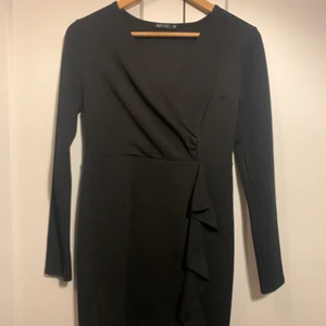 Klänning svart  - Tight sittande svart klänning. Ingen dragkedja. Nyskick.