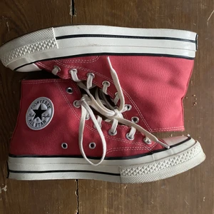 Rosa/röda Converse - Används två gånger, väldigt bra skick. 