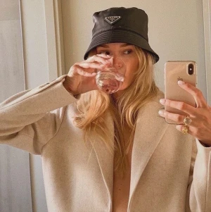 prada bucket hat - brukt 1 gang. så god som ny. størrelse S.