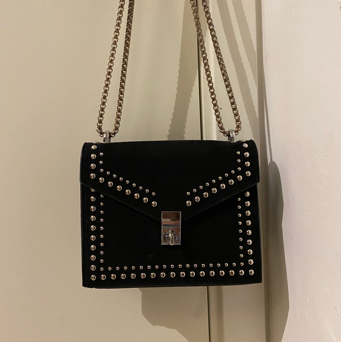 Svart handväska med silver detaljer. - 90