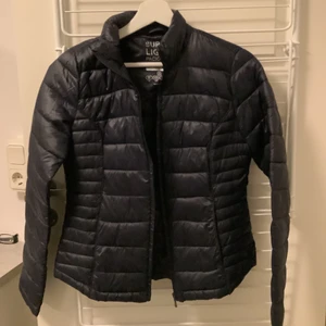 Jacka  - Tunn marinblå jacka, perfekt till våren 