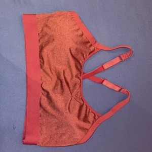 Sport bh - En enkel sport bh säljer då den var för liten. 