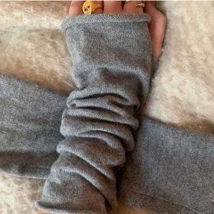 Lisa yang, handledsvärmare - Säljer mina superfina Lisa yang handledsvärmare i Kashmir och i färgen ”Sand”