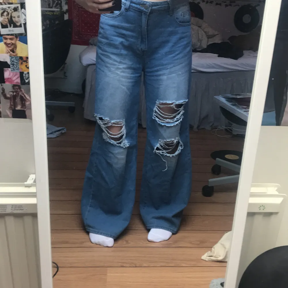 Extremt stora!! Har S-M i byxor, men gick upp i storlek. Skulle säga att dem passar någon men storlek L-XXL. Beslutade mig för att sälja dem eftersom de inte alls passar mig:( Använt en gång.. Jeans & Byxor.