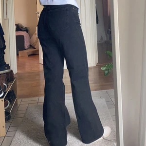 Monki jeans  - Ett par jeans ifrån monki, modellen Yoko. Använda endast en gång så i väldigt bra sick. Säljer för 200kr+66kr frakt 