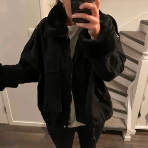 Jacka med päls  - Jackan är från missguided. Den är inte mycket använd. 💕 