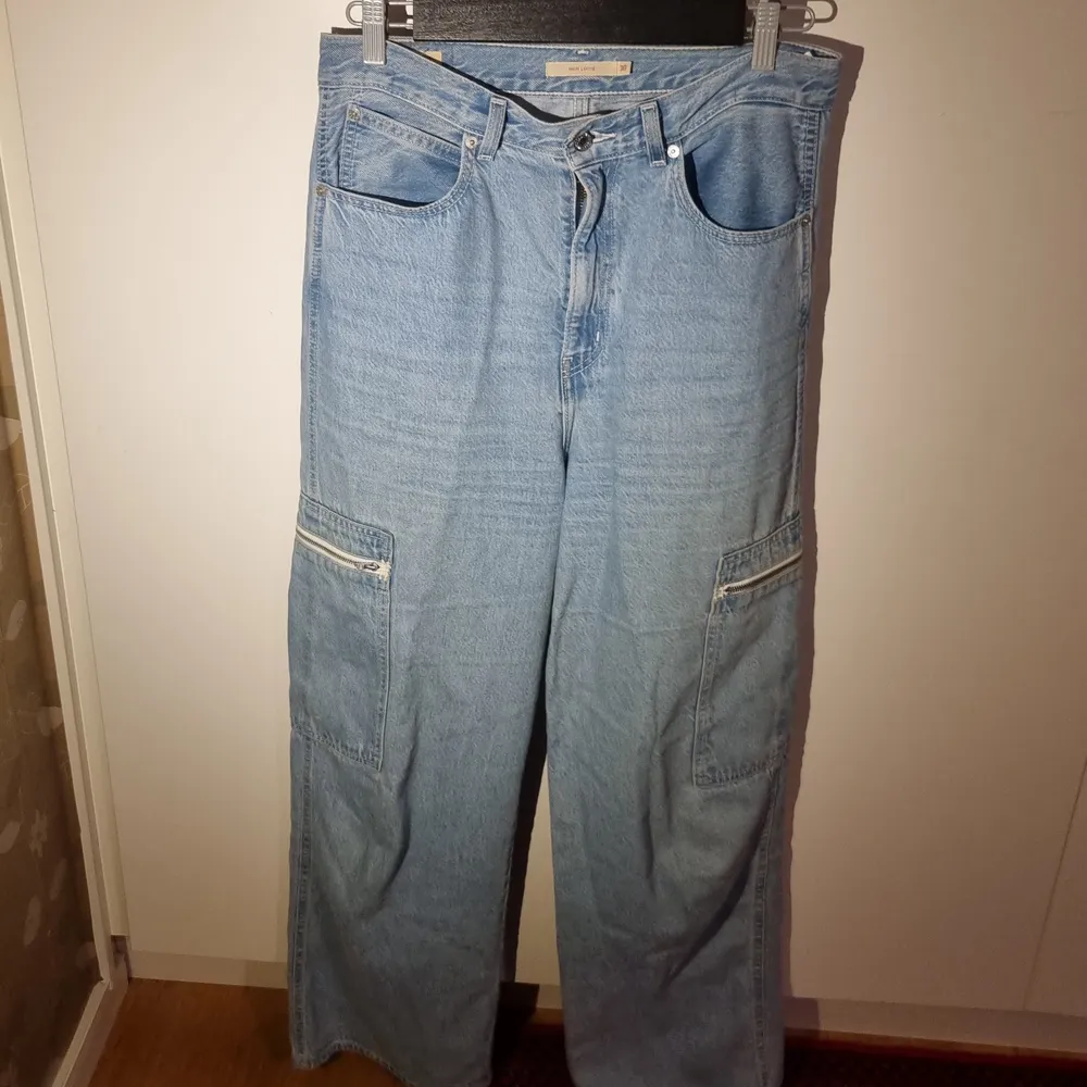 High waisted str:30 wideleg finns fickor med dragkedjapå sidan om. Jeans & Byxor.