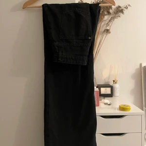 Jeans - Säljer pågrund av att den inte kommer till andvändning. Skriv för fler bilder 