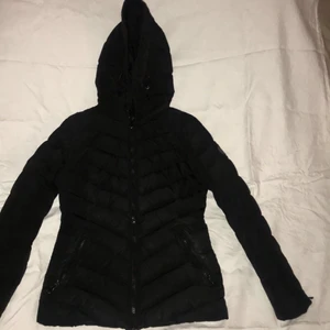 Hollies jacka - Säljer min hollies jacka som är köpt år 2019. Använd vid 2 vintrar.  Säljer den eftersom att den är för liten för mig.  Storlek 36.  Jackan är i gott skick. Päls medföljer ej, men man kan sätta dit en.  Kan mötas upp i Stockholm beroende på vart, kan även frakta men då tillkommer det 120 kronor. 