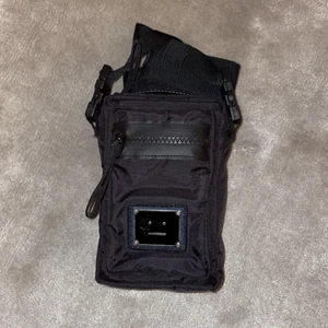 Acne studios väska - Cool acne studios shoulderbag. Väskan har två fack med dragkedja och även ett fack bakom. Köpt på acne butiken i stockholm så kvitto finns. Köpare står för frakt.