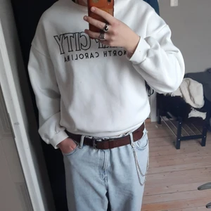 vit sweatshirt - Köpare står för frackt!! Hur mycket frackten kostar beror på var du bor. Köpt för 150kr men säljs för 50, storlek L, fett skön och mysig men kan vara lite kort på längden