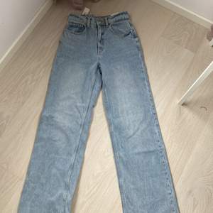 Säljer dessa jeans från Shein eftersom de är försmå och förkorta (jag är 172) ❤️ det är jätte bra kvalité på dom känns som ett par jeans från hm❤️