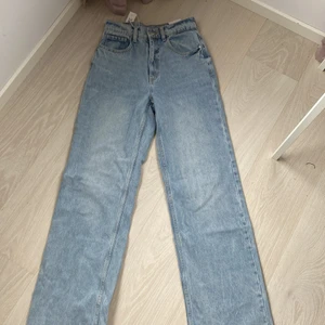 Blåa jeans  - Säljer dessa jeans från Shein eftersom de är försmå och förkorta (jag är 172) ❤️ det är jätte bra kvalité på dom känns som ett par jeans från hm❤️