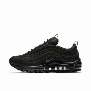 Air max 97’ - Endast använda 2 gånger men kommer inte längre till användning. Inga märken eller skador, så gott som nya! Har reflexer som lyfer vid blixt eller i mörkret, varma och vattentäta. Pris kan diskuteras vid snabbaffär!!