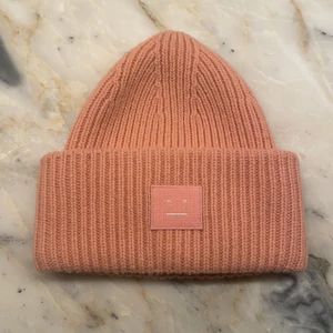 Acne mössa - Säljer den här rosa acne mössan. Perfekt nu när det börjar bli kallt eller som en julklapp! Priset kan diskuteras.