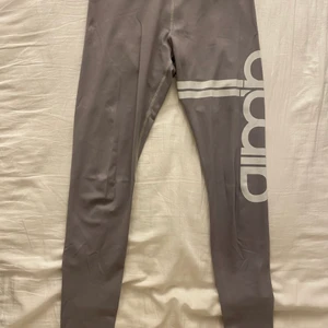 Aim’n tights  - Gråa tights från Aim’n i stl S. Köpta som en belöning till mig själv och säljer dem för att de aldrig kommit till användning. Frakt tillkommer. Nypris: 650kr