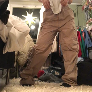 Baggy Cargobyxor  - Coola baggy cargo byxor. Står L i dem men jag skulle säga XL. Fett bekväma, dem är i bra skick. Rätt så mycket för långa på mig som är 166.