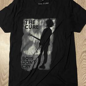 the cure boys don’t cry tshirt. köparen står för frakten.