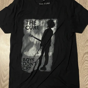 the cure tee - the cure boys don’t cry tshirt. köparen står för frakten.