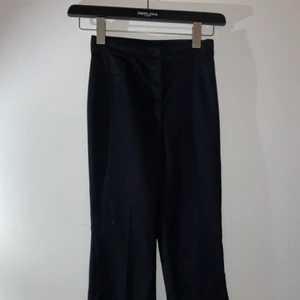 Monki byxor svarta  - Ett par jätte fina kostymbyxor från monki som sitter jätte bra ner till benen där dom är lite korta, andvända 2-3 gånger då dom inte har kommit till andvändning för dom är för korta, dom kodade 400 men jag säljer dom för 200, för mer information och bilder kom privat💕
