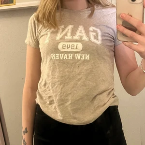 Gant t-shirt beige - Använd få gånger, inget som syns på plagget. Beige med vit text. Storlek S
