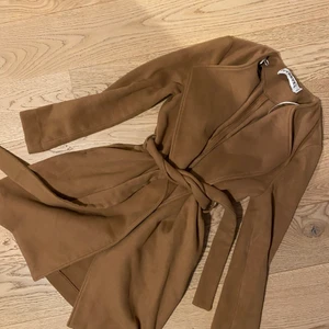 Kappa från IVYREVEL  - Sjukt snygg kappa ifrån IVYREVEL i storlek 36. Använd en gång och köptes 2018 för 700kr