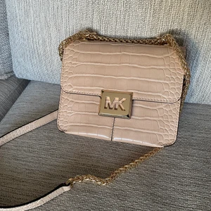 Michael Kors Väska  - Helt ny Michael kors väska i ljusrosa skinn material. Köpt för 3500kr (sista bilden för prislapp). Prislapp och plast är kvar. 