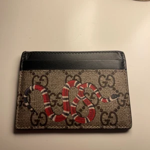 Gucci plånbok - Den är 10/10 inga skador, man kan tro att den är helt ny. 